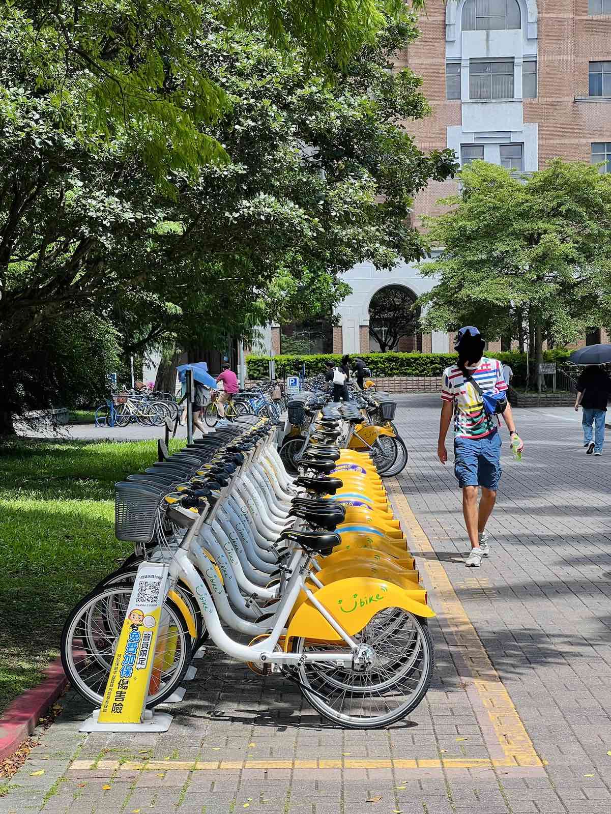 Stanoviště kol YouBike před menzou